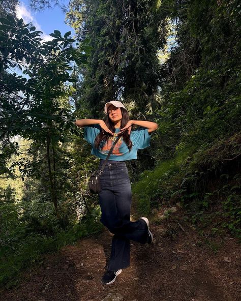 Vagamon Photography Poses, Outfits For Shimla Trip, Mussoorie Trip Outfit, Rishikesh Outfit Ideas Women, Hillstation Outfits Women, Wayanad Trip Outfits, Outfit Ideas For Vacation In Hills, Meghalaya Outfit Ideas, Photo Poses In Ooty