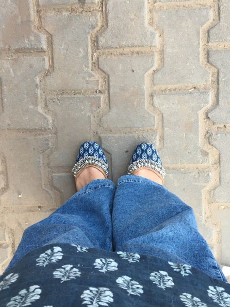 Blue Kurti Outfit With Jeans, Indian Footwear Aesthetic, Jutti Snap, Indian Jutti, Pakistani Shoes, Pretty Zinta, Kurti With Jeans, Eid Looks, Coach Outfits