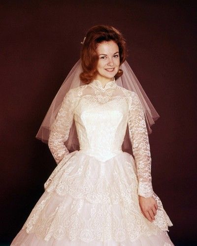 Curvy Bride Dress, Shelley Fabares, Vintage Wedding Dress Pattern, Famous Brides, 1960s Wedding Dresses, Famous Weddings, 1970s Wedding Dress, Celebrity Wedding Photos, Bride Pictures