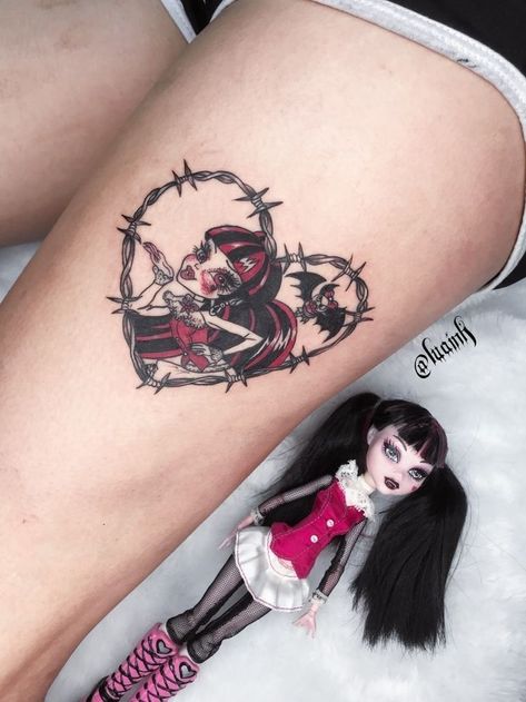 Draculaura Tattoo, Monster High Tattoo, High Tattoo, Draculaura Monster High, Tattoo Samples, Minimalist Tattoo Ideas, Pink Tattoo, Doll Tattoo, Arte Monster High