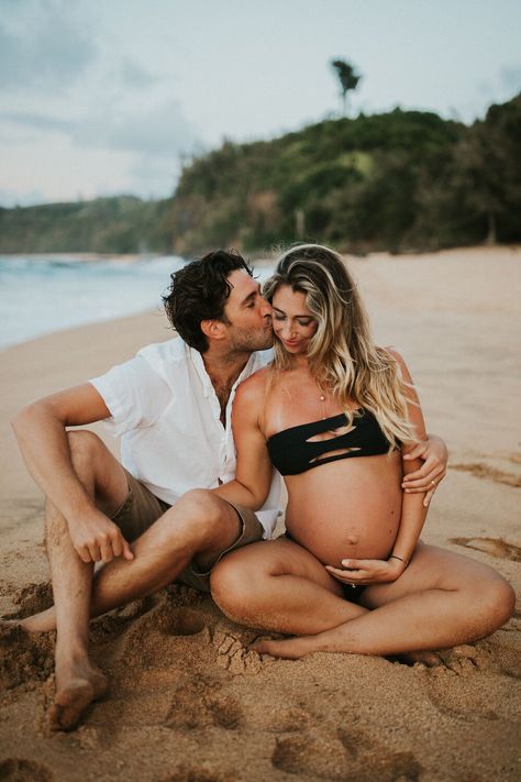 Maternity Swimsuit Photoshoot, Babymoon Beach Photos, Oahu Maternity Photos, Maui Maternity Photos, Hawaiian Maternity Photos, Maternity Pool Photoshoot, Hawaii Maternity Photos, Hawaii Maternity Shoot, Babymoon Photoshoot