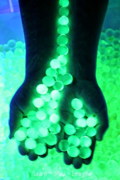 Glowing Water, Glow Water, Glow In The Dark Party, Dark Water, Dark Party, Water Beads, Glow Party, Sensory Play, Diy Projects To Try