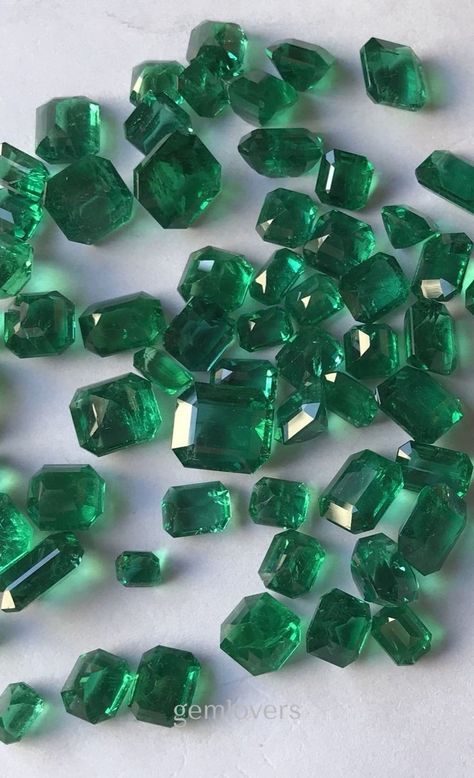 Natural Emerald Stones, Expensive Stones, Gold Jhumka Earrings, Green Pictures, Crystal Aesthetic, Emerald Gem, Jewelry Stone, Minerals And Gemstones, Rare Gemstones