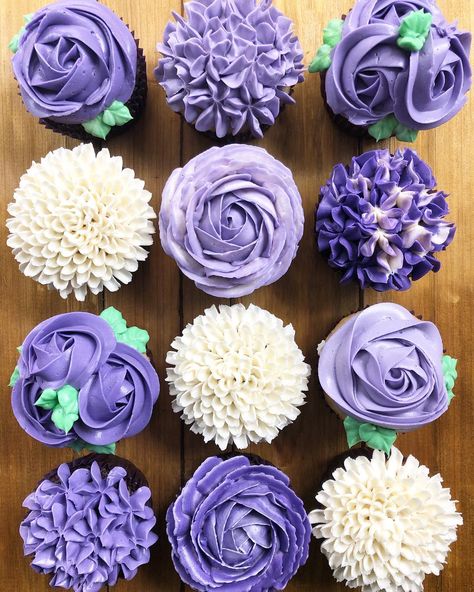 Lavender and White Floral Cupcake @sweetindulgenes Purple Wedding Cupcakes, Flower Cupcake Cake, Lavender Cupcakes, Garden Cupcakes, Purple Cupcakes, Bridal Shower Cupcakes, Unique Cupcakes, Baby Shower Purple, Purple Wedding Cakes