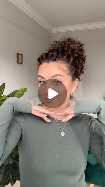 Messy Bun For Short Curly Hair Tutorial, Short Curly Messy Buns, Messy Bun For Short Curly Hair, Messy Bun Short Curly Hair, Messy Bun Hairstyles For Short Hair, Natural Curly Hair Bun, Easy Updos For Curly Hair, Messy Bun For Curly Hair, Messy Bun Medium Hair