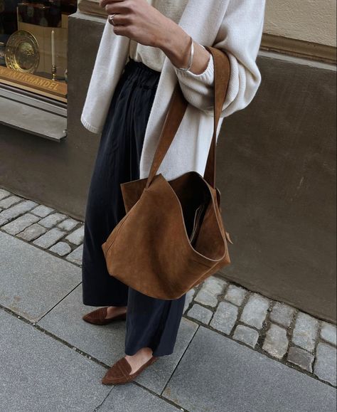 New York Buissnes Woman Aesthetic, Brown Suede Bag Outfit, Suede Bag Outfit, Mum Fashion, Bag Outfit, Suede Bag, Winter Mode, Brown Bag, 가을 패션