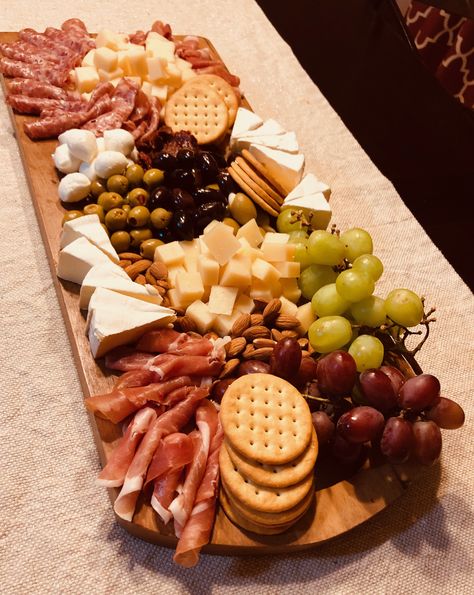 Charcuterie Board Vegetarian, Party Boards Food, Charcuterie Board Meats, Party Food Buffet, Charcuterie Inspiration, Snack Board, Party Food Platters, Charcuterie And Cheese Board, Charcuterie Recipes