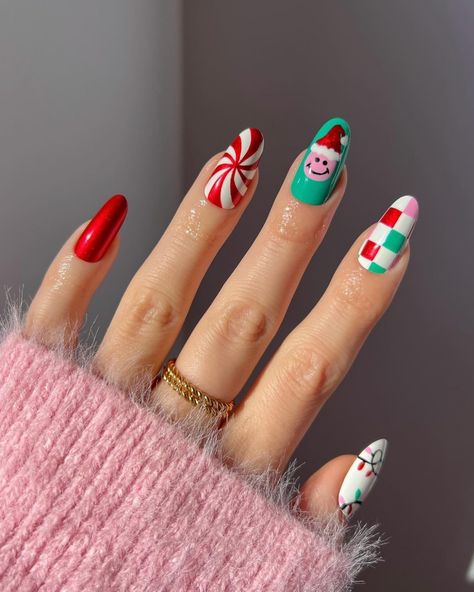 It’s tiiiiimmmeee🧣🎄✨ My most favorite time of the year is here & to celebrate that I’ve compiled some of my absolute fav nail looks from the last few holiday seasons!! This post is the perfect one stop shop for holiday nail inspiration 😘🎄❤️ Gold Glitter Nail Polish, Santa Nails, Modern Nail Art, Festive Manicure, December Nails, Gold Glitter Nails, Holiday Nail Designs, Nail Art Techniques, Modern Nails