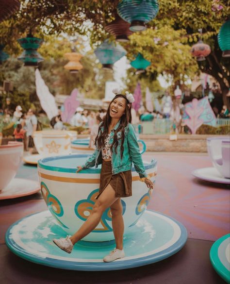 Disney Birthday Photos, Disney Photopass Poses, Disney World Photoshoot, Magic Kingdom Photo Ideas, Disneyland Photoshoot, Park Poses, Disney Photoshoot, Poses Graduation, Disney University