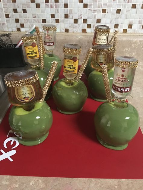 Apple Alcohol, Diy Apples, Drunken Apples, Alcoholic Fruit, Candy Apples Diy, Luxury Sweets, Drunken Desserts, Alcohol Candy, Gourmet Candy Apples