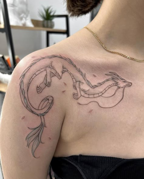 Shoulder Minimalist Tattoo, Ghibli Tattoo Sleeve, Dragon Tattoo Shoulder, Tatuaje Studio Ghibli, Atla Tattoo, Dragon Tattoo For Women, Tattoo Zeichnungen, Dragon Tattoo Designs, Collar Bone Tattoo