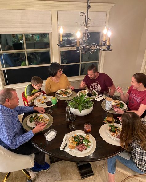 Family dinner, family, meal time, dinner inspo Families Eating Together, Having People Over For Dinner, Family Quality Time Aesthetic, Dinner With Family Aesthetic, Family Dinner Illustration, Family Time Aesthetic, Dinner With Parents, Family Dinner Aesthetic, Family Eating Together