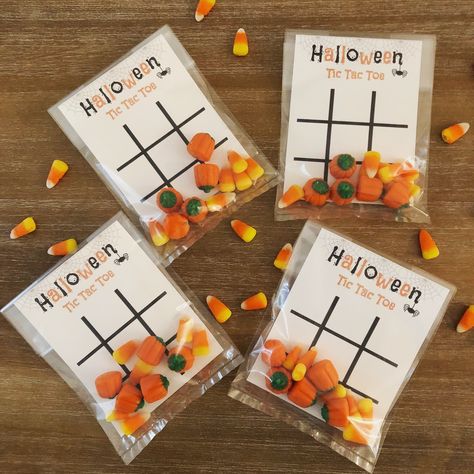 Halloween Party Favors For Kids, Last Minute Halloween Party, Halloween Tic Tac Toe, Prek Halloween, Festa Hotel Transylvania, Halloween Classroom Treats, Halloween Party Activities, Halloween School Treats, Halloween Breakfast