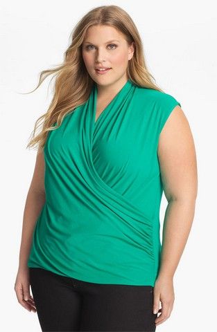 plus size wrap top fashion ideas for heavy and over 40 Clothes For Heavy Women, Fashion Ideas For Women, Minimalist Moda, Plus Size Tips, Clothes For Women Over 50, Chic Scarves, Faux Wrap Top, Women Ideas, Sixties Fashion