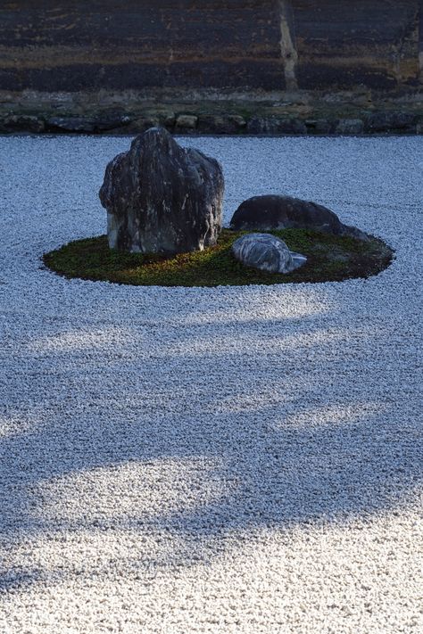 Ryoanji Temple, Ryoanji, Temple Gardens, Japan Architecture, Zen Garden, Japanese Art, Beautiful Gardens, Garden Landscaping, Kyoto