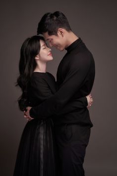 Korean Couple Photoshoot, Pre Wedding Photoshoot Outfit, Korean Wedding Photography, Wedding Photo Studio, Foto Wedding, Wedding Photoshoot Props, Gift Basket Ideas For Couples, Studio Poses, Wedding Photoshoot Poses