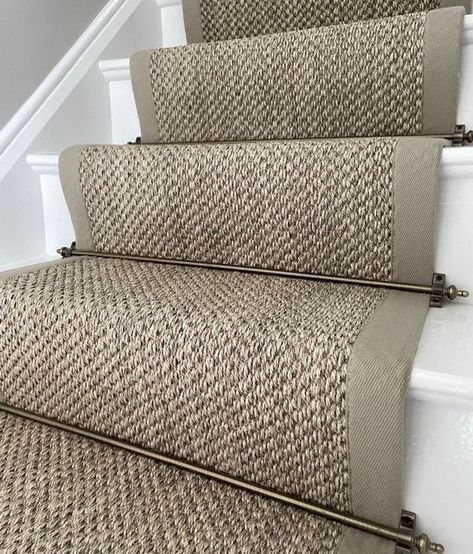 Renovation Stairs, Staircase Carpet Runner, Modern Hallway Design, Stairs And Hallway Ideas, Cottage Stairs, Carpet Staircase, Stairs Renovation, Victorian Hallway, Staircase Runner