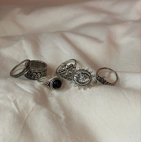 Grunge Jewellery Rings, Grunge Accessories Aesthetic, Grunge Rings Aesthetic, Accessories Aesthetic Grunge, Rings Dark Aesthetic, Aesthetic Rings Vintage, Vintage Rings Aesthetic, Rings Aesthetic Vintage, Rings Grunge