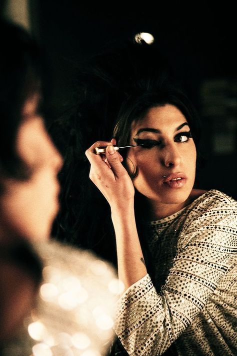 Amy photographed by Bryan Adams. This picture was used for the promotion of her posthumous album "Lioness: Hidden Treasures" (2011). ✨ #amywinehouse #music #jazz #photography #legend #mirror Amy Winehouse Makeup, Pete Doherty, Yasmin Le Bon, Paloma Faith, Georgia May Jagger, Olympic Torch, Tony Bennett, Mark Ronson, Kelly Osbourne