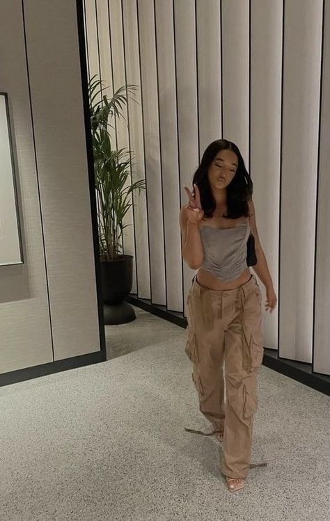 Cargos Heels Outfit, Cargos With Heels Outfit, Pants With Heels Outfit Classy, Heels And Cargo Pants, Cargo Heels Outfit, Streetwear With Heels Outfit, Diesel Cargo Pants, Street Wear With Heels, Parachute Pants And Heels