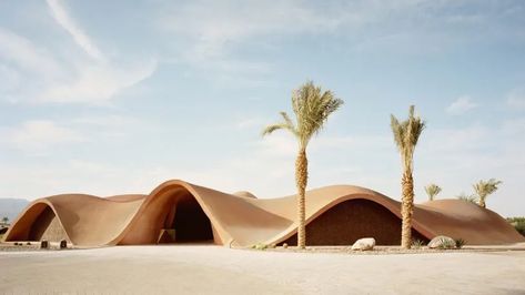 The rolling, sand-colored roof of the Ayla Oasis in Jordan echoes the surrounding desert dunes. Eco Construction, Golf Clubhouse, Golf Academy, Awesome Architecture, Parametric Architecture, Architecture Photo, Desert Landscaping, Landscape Architect, Architect Design