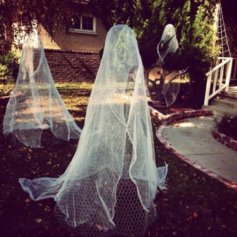 Ghost Decorations For Halloween Outside, Chicken Wire Yard Ghosts, Chicken Wire Halloween Decorations, Ghost Outdoor Decorations, Halloween Yard Ghosts, Chicken Wire Halloween, Chicken Wire Ghosts Diy, Garden Ghost, Lawn Ghosts