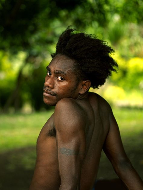 Ni Black Guys Fashion, Indigenous Hair, Melanesian People, Orang Asli, Man With Tattoos, Maluku Islands, Port Vila, Eric Lafforgue, Amazing Eyes