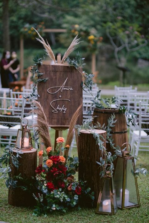 Malay Wedding Pelamin Rustic, Malay Wedding Pelamin, Rustic Wedding Reception Table Decor, Raya Photoshoot, Rusting Wedding, Pool Wedding, Rustic Wedding Reception, Malay Wedding, Wedding Backdrop Design