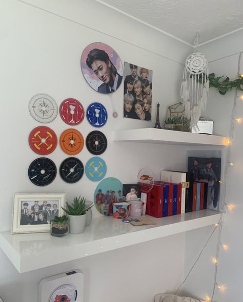 Kpop Cds On Wall, Kpop Aesthetic Room Decor, Kpop Bedroom Decor, Ateez Wall Decor, Ateez Dorm, Kpop Aesthetic Bedroom, Kpop Decor Ideas, Kpop Apartment, Ateez Room Aesthetic