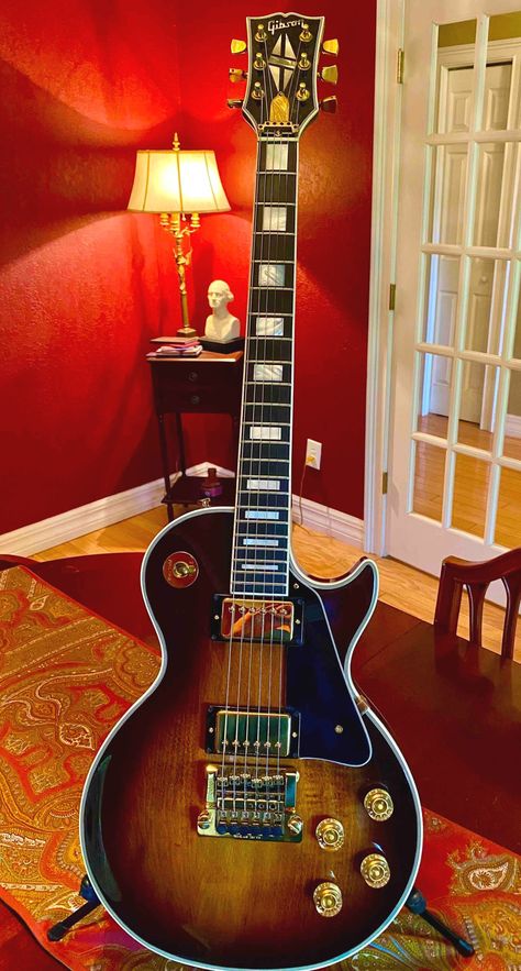 Gibson Guitars Les Paul, Gibson Les Paul Black, Headless Guitar, Gibson Les Paul Standard 50s, Gibson Les Paul Black Beauty, Famous Guitarists, Gibson Les Paul Tribute, Gibson Les Paul Custom, Les Paul Junior Double Cutaway