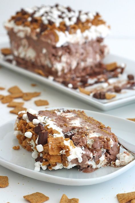 S'mores Ice Cream Cake Brownie Desserts Recipes, Homemade Chocolate Frosting, Easy Ice Cream Recipe, Smores Cake, Best Chocolate Desserts, Ice Cake, Easy Ice Cream, Brownie Desserts, Frozen Chocolate