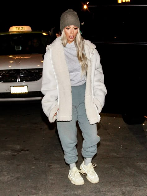 Kardashian Sweatpants Outfit, Kim Kardashian Sweatpants Outfit, Kim Kardashian Style Casual, Kim Kardashian Blazer, Kardashian Style Casual, Kim Kardashian Meme, Kardashian Casual Outfit, Kim Kardashian Yeezy, Strand Outfit