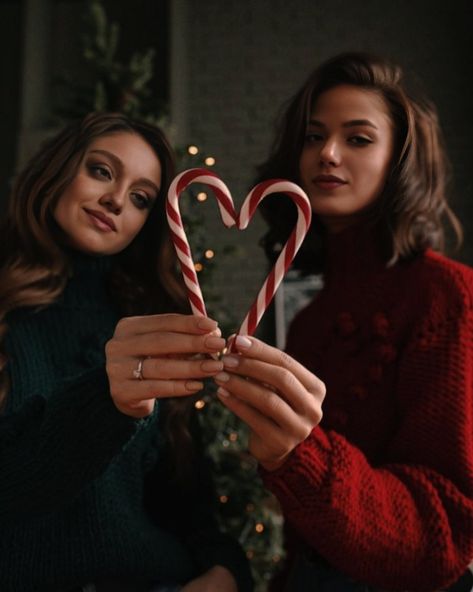 Christmas Pictures Friends, Christmas Instagram Pictures, Christmas Editorial, Candy Photoshoot, Besties Christmas, Bff Christmas, Christmas Poses, Christmas Family Photoshoot, Baby Christmas Photos