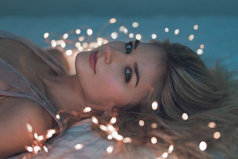 Out Of Focus Photography, Christmas Lights Photoshoot, Fairy Light Photography, Christmas Light Photography, Photoshoot Lights, Christmas Fashion Photography, Christmas Portraits, Shotting Photo, Picture Inspiration