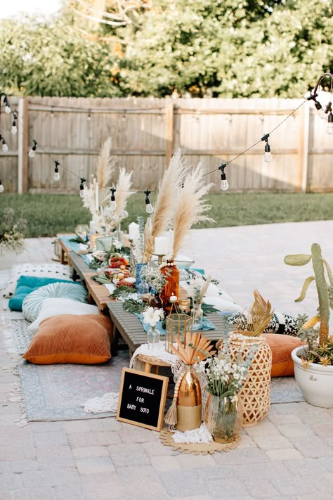 Glam Picnic Party, Outdoor Brunch Party Decor, Low Boho Table, Boho Chic Picnic, Boho Tea Party, Bridal Picnic, Pallet Picnic Tables, Boho Brunch, Picnic Baby Showers