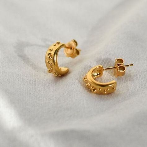 Mini Gold Earrings, Ear Tops Gold, Bridal Jewellery Ideas, Gold Earing, Necklaces Elegant, 2022 Gifts, Sapphire Bangle, Beach Bridesmaids, Pearl Cocktail Ring