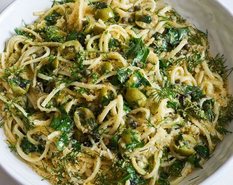 Fresh herbs, mild green olives, and zesty capers make a brightly-flavored sauce for this quick and easy pasta recipe. Ready in less than 30 minutes! Olive Pasta Recipes, Green Olive Pasta, Pasta With Olives, Capers Recipe, Easy Pasta Recipe, Linguine Pasta, Olive Recipes, Quinoa Healthy, Food Articles