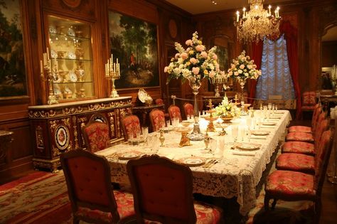 Old Mansions Interior Dining Rooms, Gilded Age Dining Room, Royal Dining Room Aesthetic, 1910 Dining Room, Edwardian Dining Room, Dining Room Mansion, Victorian Dinner Table, Old Money Dining Room, Victorian Dining Rooms