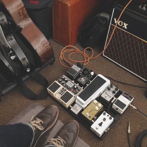 Pedalboard Aesthetic, Guitar Pedals Aesthetic, Pedalboard Setup, Bass Pedalboard, Worship Pedalboard Guitar, Guitar Pedal Boards, Hx Stomp Pedalboard, Music Tech, Prs Guitar