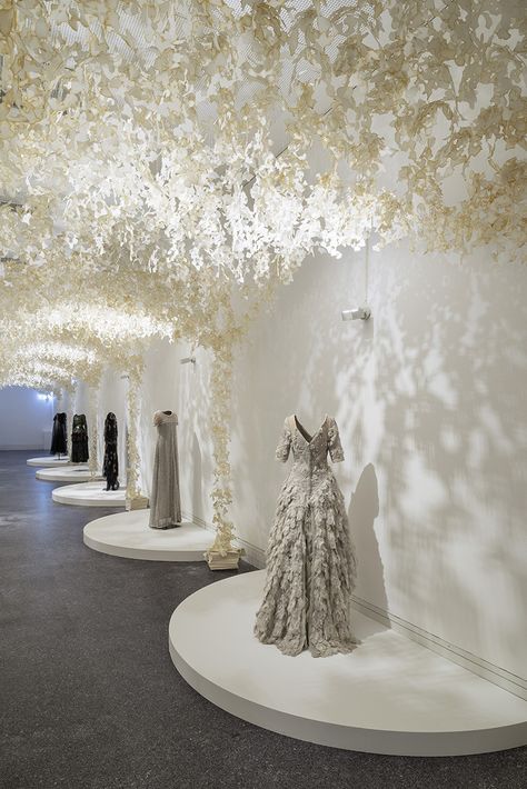 wanda barcelona designs paper palace for modemethode exhibit Paper Palace, Bridal Shop Decor, Bridal Shop Ideas, Bridal Boutique Interior, Fashion Showroom, Rustic Wedding Decorations, Store Design Boutique, Visual Merchandising Displays, Saatchi Gallery