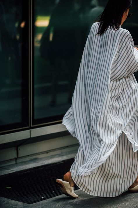 Stripes. Oversized everything. Milan Fashion Week Men's Street Style Japan Street Fashion Summer, Milan Fashion Week Men, Fashion Milan, Ethno Style, Mode Kimono, Skandinavian Fashion, Maxi Shirts, Bohol, Spring Look