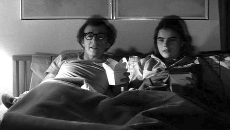 Woody Allen and Mariel Hemingway in Manhattan. 1979. USA. Directed by Woody Allen Manhattan Woody Allen, Manhattan Movie, Best Romantic Comedies, Mariel Hemingway, Film Blade Runner, Acting Tips, The Wedding Singer, Indie Movies, French Films