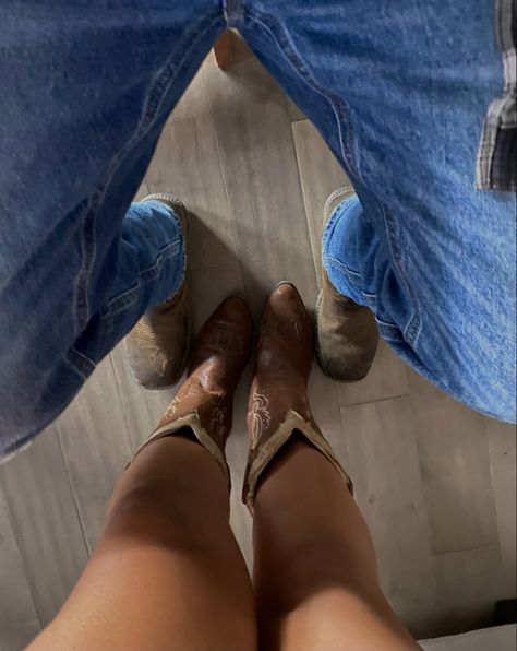 couples boots Country Relationships, Miley Stewart, Cowboy Romance, Cowboy Baby, Country Couples, Western Life, Cowgirl Aesthetic, The Love Club, Cute N Country