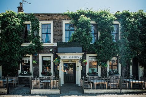 The Albion pub in Islington is a perfect venue for a city wedding. Click through to see photos from this super intimate and very stylish town hall wedding. Photos by Parrot & Pineapple. #londonpubwedding #islingtontownhall #pubwedding #secretwedding #intimatewedding #coolwedding Lauren & Danny |Secret Islington Town Hall Wedding https://www.parrotandpineapple.com/lauren-danny-secret-islington-town-hall-wedding/ Islington Town Hall Wedding, Urban Wedding Photography, Pineapple Wedding, Town Hall Wedding, Wedding London, Pub Wedding, Islington London, Red Wedding Theme, London Pubs