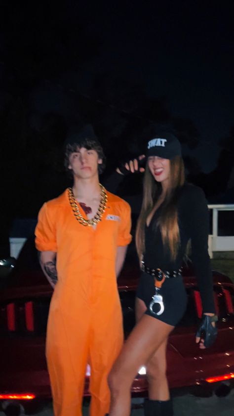 Cops And Inmates Costume, Cops And Prisoner Costume, Halloween Prisoner Costume, Police Halloween Costumes, Carnaval Outfit, Costume Couple, Bff Matching Outfits, Halloween Parejas, Cute Group Halloween Costumes