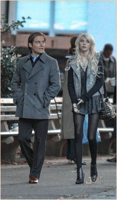 #damien #jenny #humphrey #gossip #girl #cast #friends #look #street #style #outfit #kevin #zegers #taylor #momsen Jenny Gossip Girl, Jenny Humphrey Outfits, Taylor Momsen Outfits, Jenny Humphrey Style, Taylor Momson, Gossip Girl Cast, Kevin Zegers, Jenny Taylor, Estilo Gossip Girl