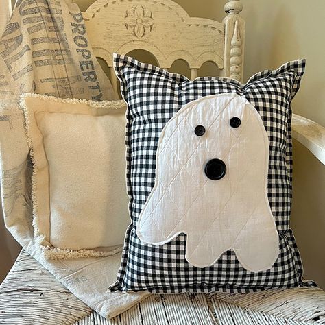 <p>Add a charming and cozy touch to your seasonal look with our <strong>Quilted Halloween Ghost Accent Pillow.</strong> The black and white checked design is the perfect background for the ghost and the patchwork quilt construction, and the hand-sewn detailing gives it a unique look. For more unique designs similar to this one, please visit our friend, Christin Harris with TootsAndStitches on Etsy.</p> Halloween Patchwork, Diy Ghost Pillow, No Sew Ghost Pillow, Quilted Boo Pillow, Halloween Quilted Pillow, Halloween Quilted Pillow Covers, Halloween Sewing Projects, Holiday Crafts Decorations, Ghost Pillow