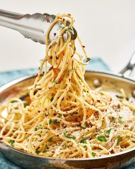 Spaghetti Aglio e Olio. Need recipes and ideas for easy and fancy dinners and weeknight meals? This Italian dish is great for romantic nights or date nights in. Vegetarian and quite healthy. You'll need dry pasta noodles, olive oil, garlic, parsley, red pepper flakes, and cheese. Coeliac Recipes, Pantry Pasta, Spaghetti Night, Aglio E Olio Recipe, Spaghetti Aglio E Olio, Spaghetti Aglio, Aglio E Olio, Pasta Spaghetti, Olive Oil Garlic