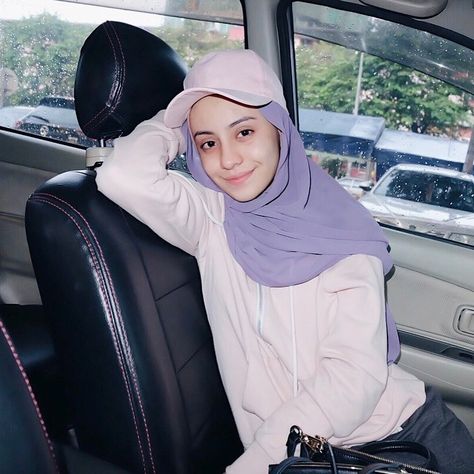 Tasnim shah Swag Hijabi Street Styles, Tasnim Shah, Aesthetic Hijabi, Hijab Hat, Girly Lifestyle, Modest Fashion Hijab, Ootd Ideas, Fashion Hijab, Hijab Fashion Inspiration