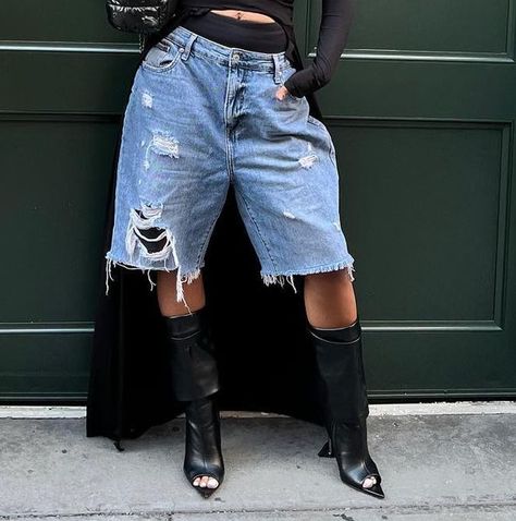 Boyfriend Shorts Outfit, Denim Bermuda Shorts Outfit, Long Denim Shorts Outfit, Shorts With Boots, Short Boots Outfit, Dope Fashion Outfits, Brunch Looks, Theatrical Romantic Style, Long Denim Shorts